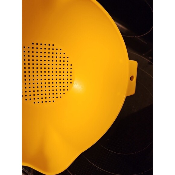 Vintage Tupperware 1523-8 Yellow 2 Qt Strainer Colander Handle 2 Spouts - Picture 7 of 15